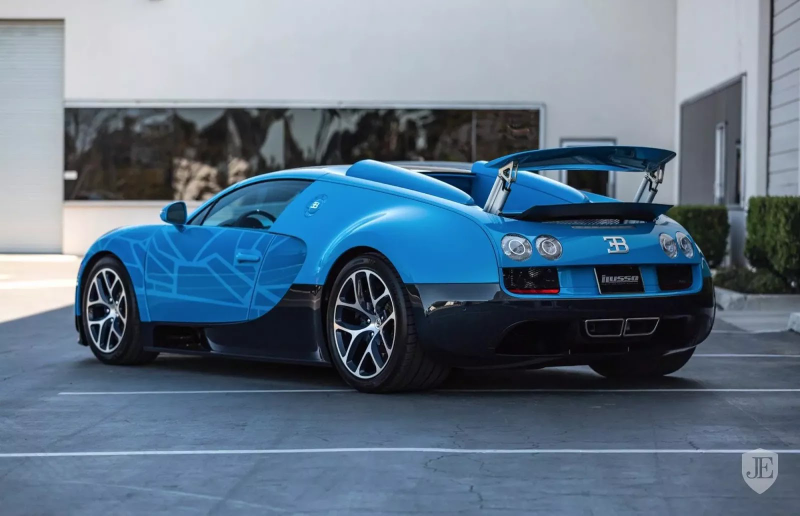 Illustration for article titled What Kind Of Wealthy Nutjob Paints Their Bugatti In A Transformers Theme?